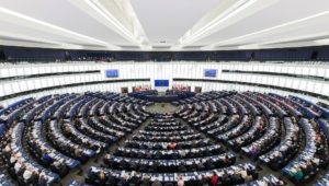 https://pl.wikipedia.org/wiki/Parlament_Europejski#/media/File:European_Parliament_Strasbourg_Hemicycle_-_Diliff.jpg